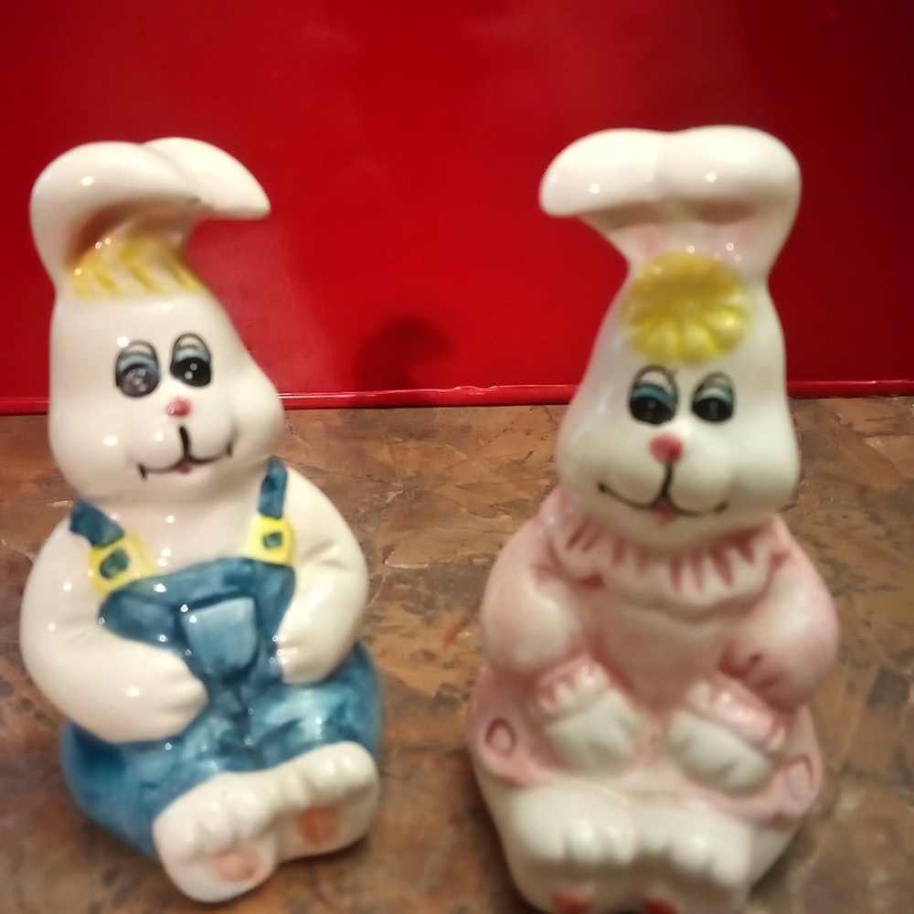 Vintage Ceramic Rabbit Salt & Pepper Shakers. Only Used For Display.